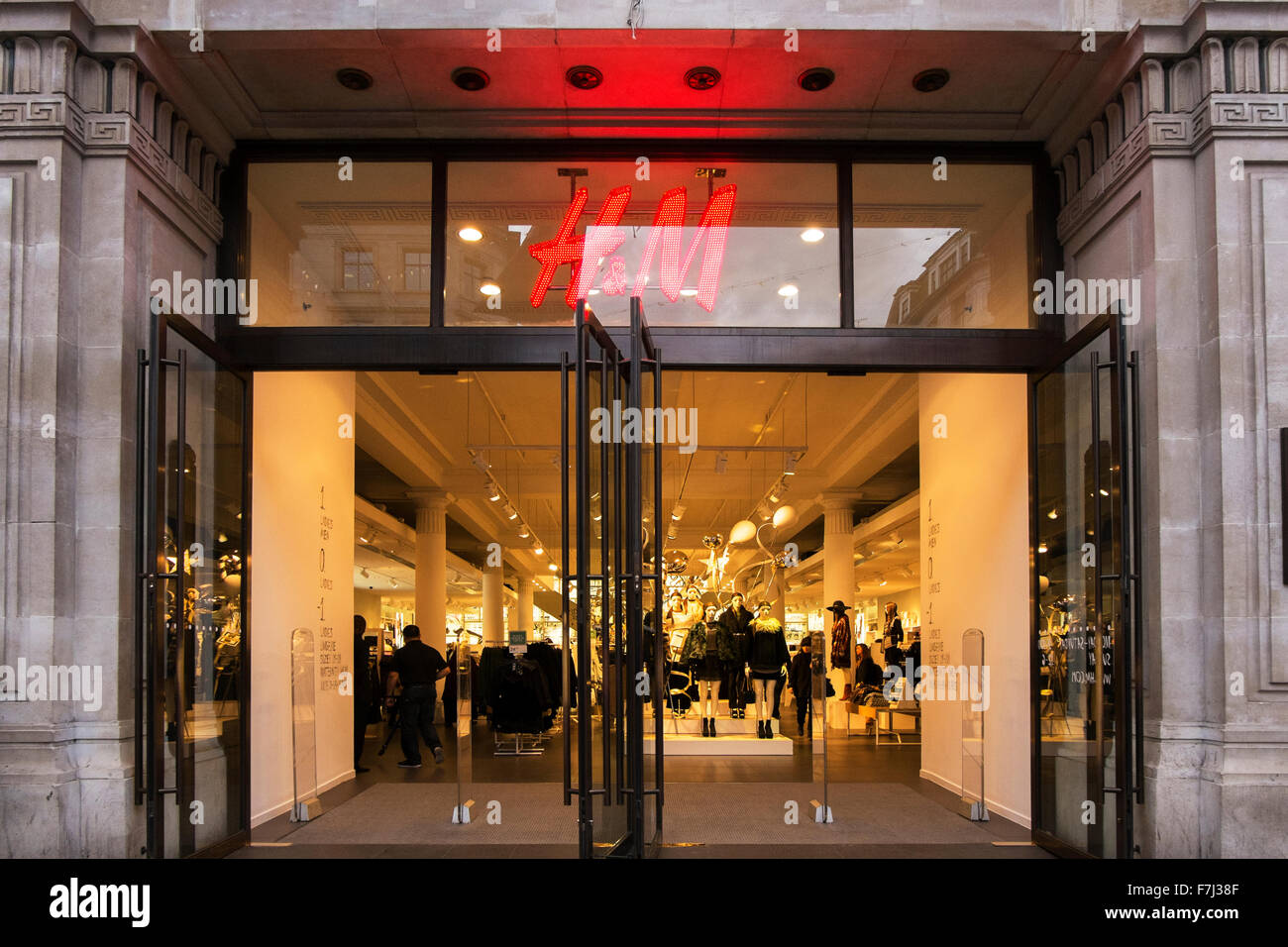 Clothes shop hi-res stock photography and images - Page 6 - Alamy
