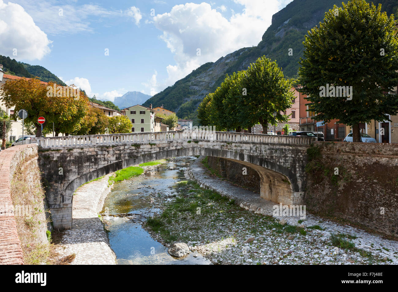 The River Vezza flows through the pretty Tuscan town of Seravezza, Tuscany, Italy. Stock Photo
