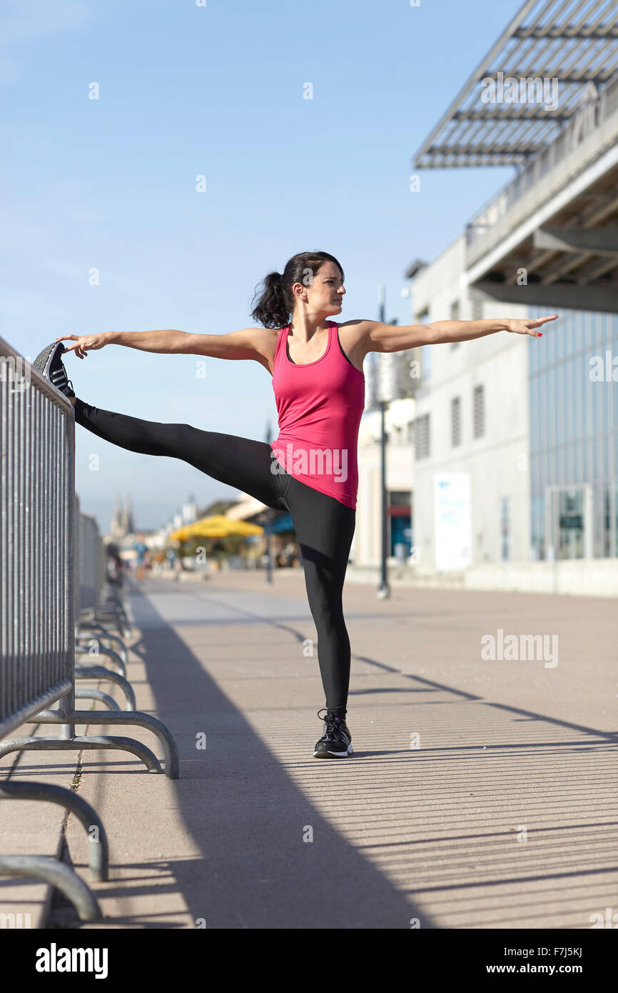 WOMAN PRACTISING SPORT Stock Photo - Alamy