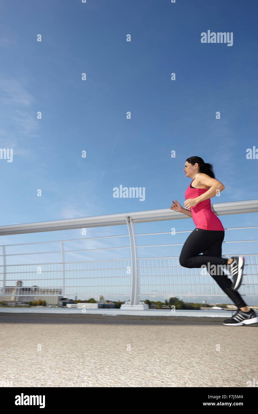 WOMAN PRACTISING SPORT Stock Photo - Alamy