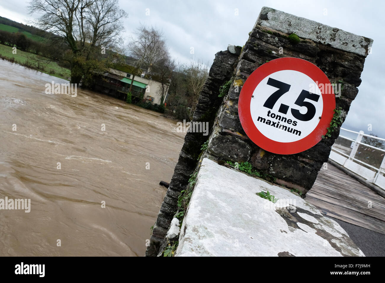 Whitney-on-Wye, Herefordshire, UK. 1st December 2015. The River Wye In ...