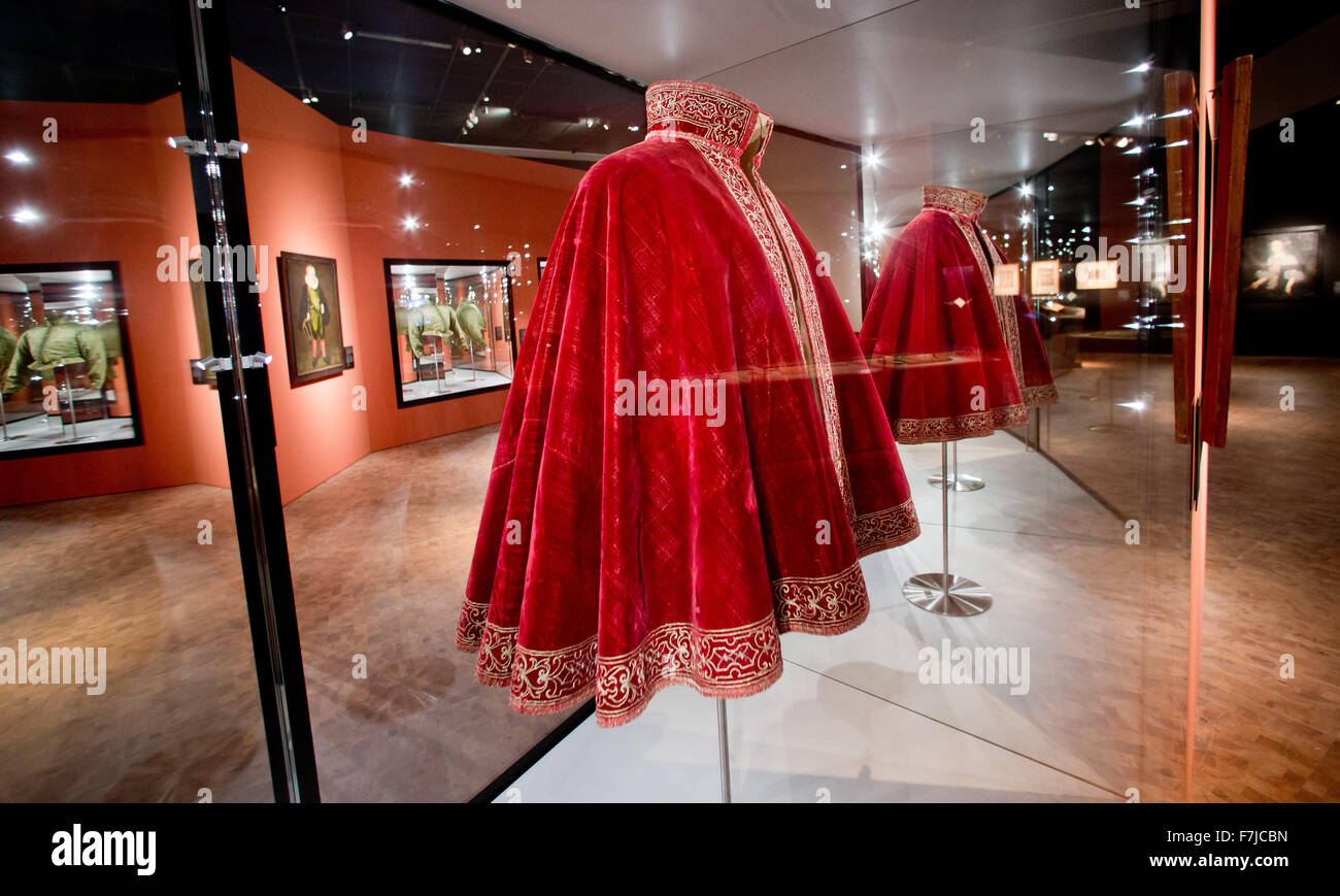Nuremberg, Germany. 01st Dec, 2015. A red velvet coat featuring golden embroidery (from around 1560/1580) is on display in the exhibition 'In Mode. Kleider und Bilder aus Renaissance und Fruehbarock' (lit. En vogue. Clothes and images from Renaissance to early Baroque) at the Germanic National Museum in Nuremberg, Germany, 01 December 2015. The special exhibition which is scheduled to run until 06 March 2016 will feature a restored collection of original fashion items from 1530 to 1650. Photo: DANIEL KARMANN/dpa/Alamy Live News Stock Photo
