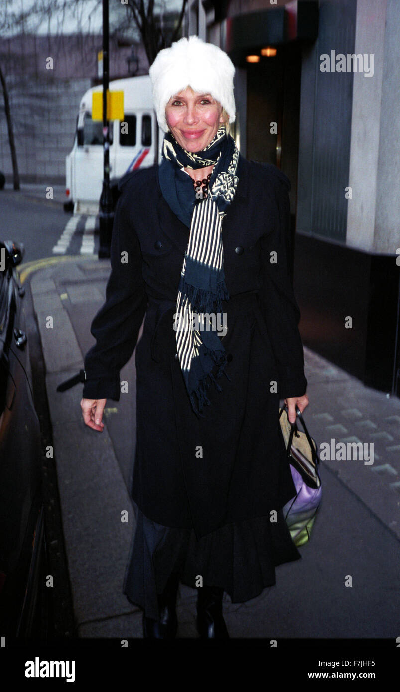 Trudie Styler in Fur Hat after Dinner at the ivy London 11 march 2002 (credit image© Jack Ludlam) Stock Photo