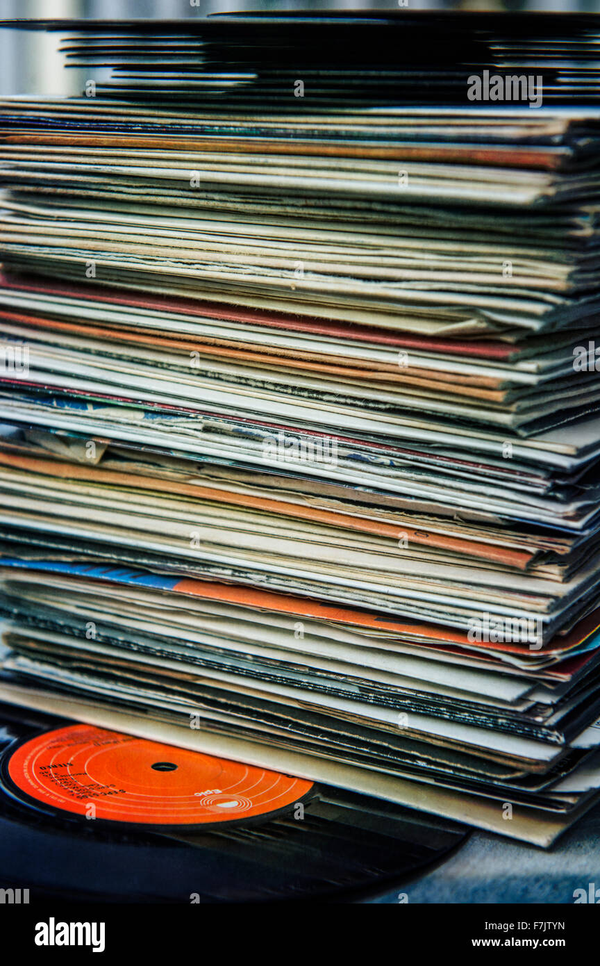 Pile old vinyl records (singles Photo - Alamy