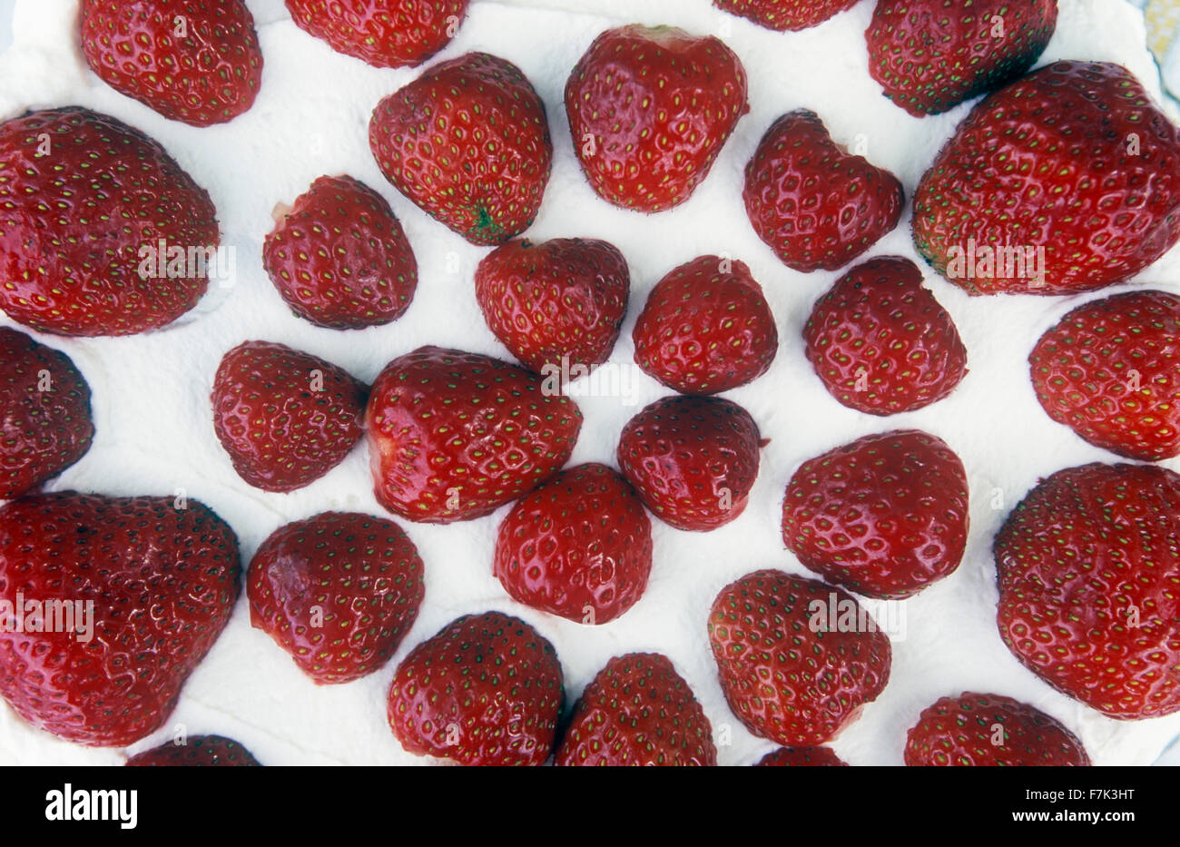 Strawberries cake hi-res stock photography and images - Alamy