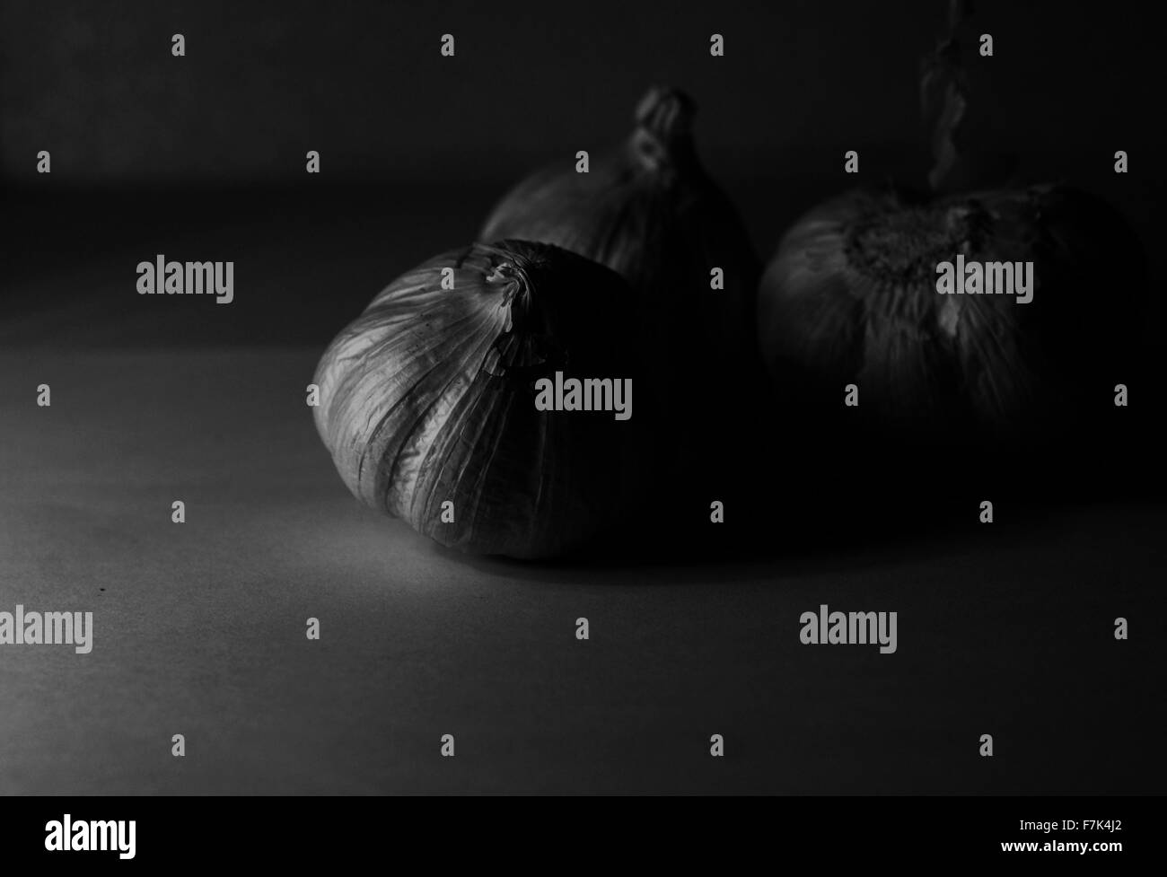 garlic,cloves,whole garlic,herb,black and white Stock Photo Alamy