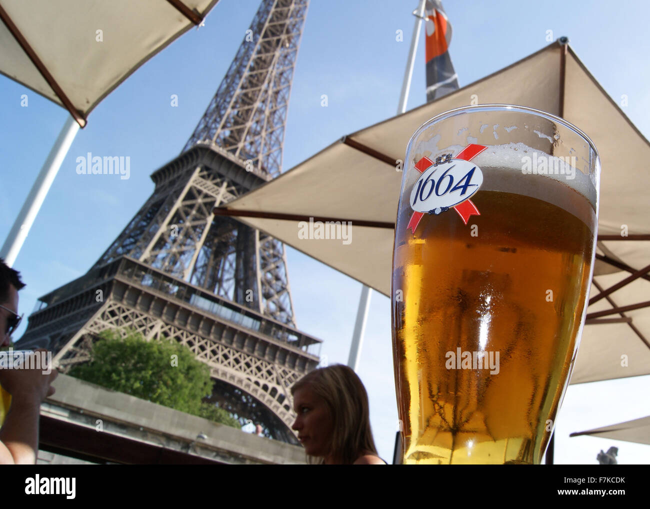 Drinks in Paris, Eiffel tower Stock Photo Alamy