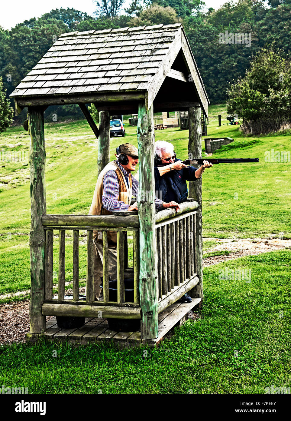 Woman Clay Pigeon Shooting with Instruction; Frau beim Tontaubenschießen mit Unterweisung Stock Photo