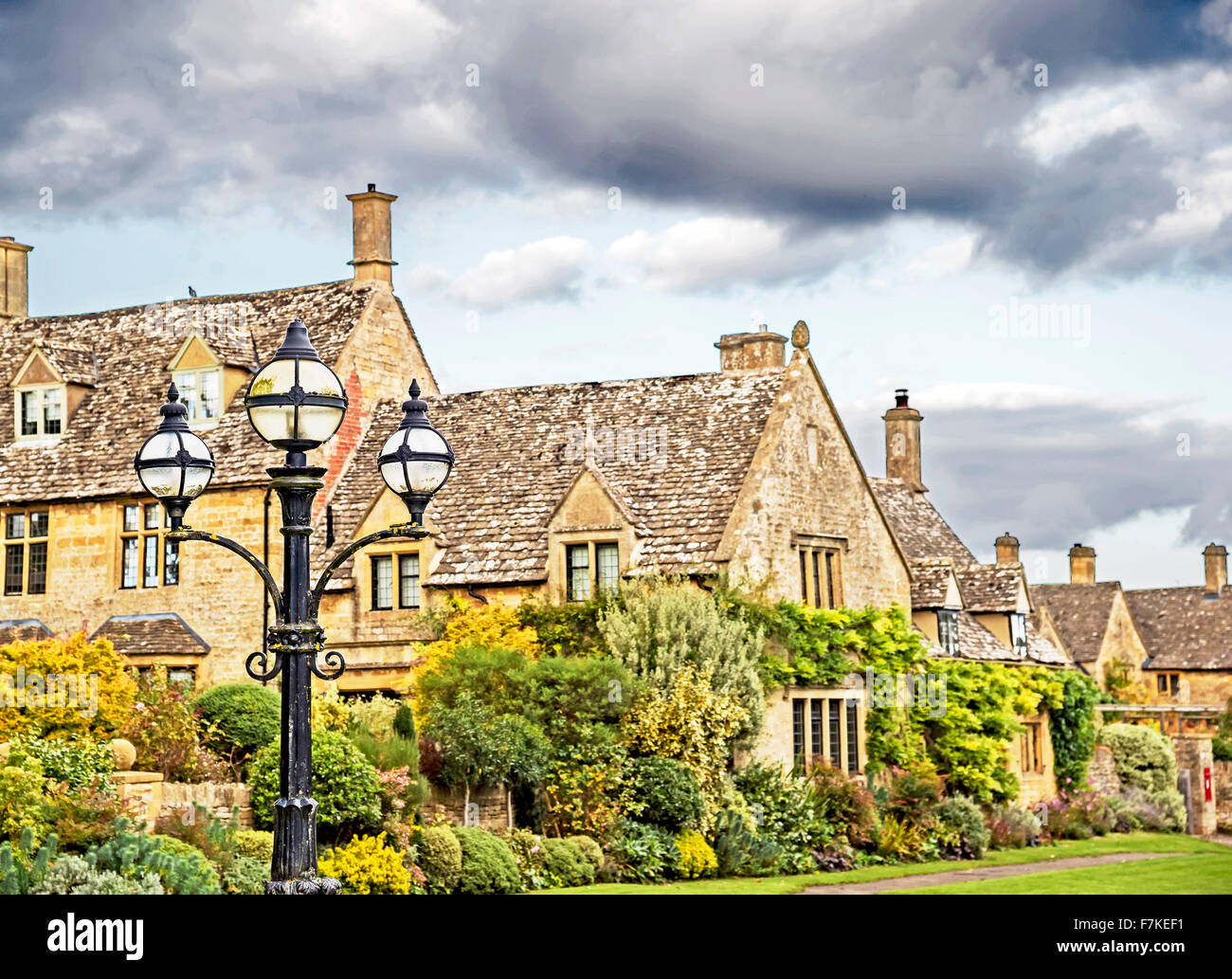 Thatched Cottage in the Cotswolds; Reetgedecktes Cottage in den Cotswolds Stock Photo