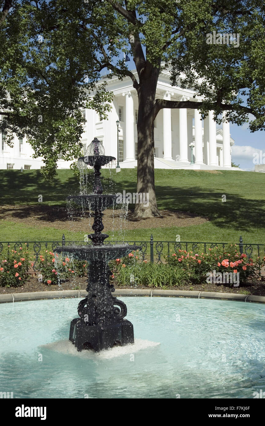 Water fountain and Virginia State Capitol, Richmond Virginia Stock Photo