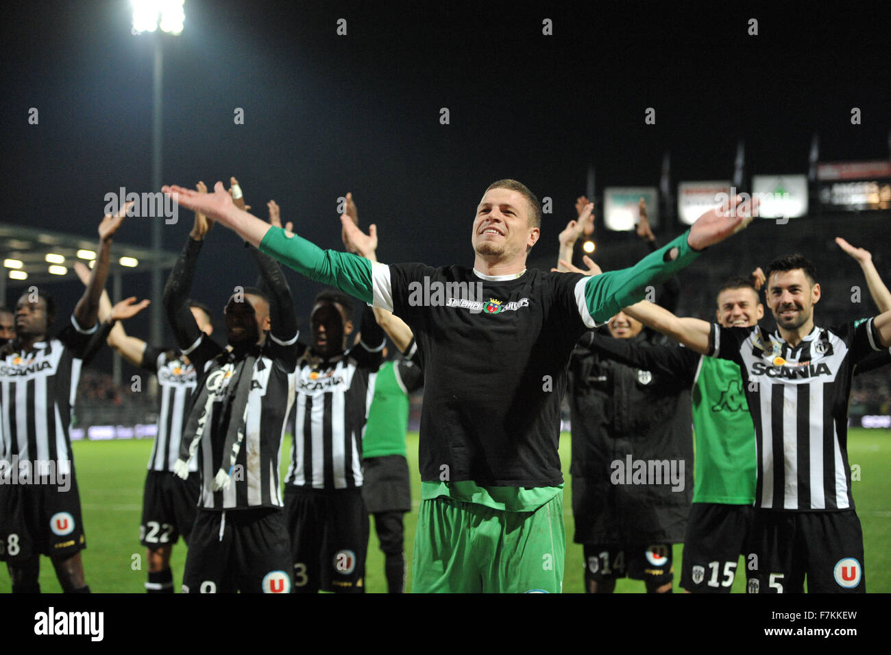 Stade Jean-Bouin, Angers, France. 01st Dec, 2015. French League 1 football. Newky promoted Angers Sporting Club versus paris St Germain. Angers celebrate their draw with the fans LUDOVIC BUTELLE (sco) Angers were happy to hold PSG to a scoreless draw (0-0) Credit:  Action Plus Sports/Alamy Live News Stock Photo