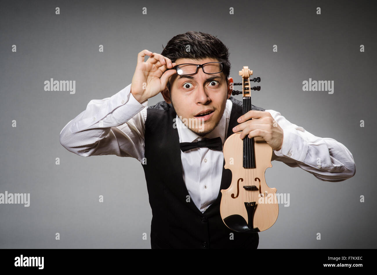 Funny violin player with fiddle Stock Photo Alamy