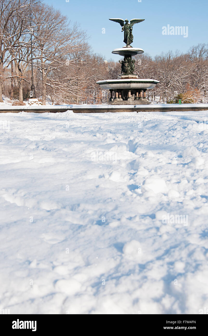 Bethesda Fountain in Central Park in Black & White, during a winter  snowstorm. Blizzard in Manhattan, New York City Stock Photo - Alamy