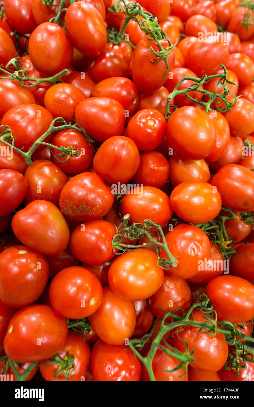 Market stall with lots of tomatoes Stock Photo - Alamy
