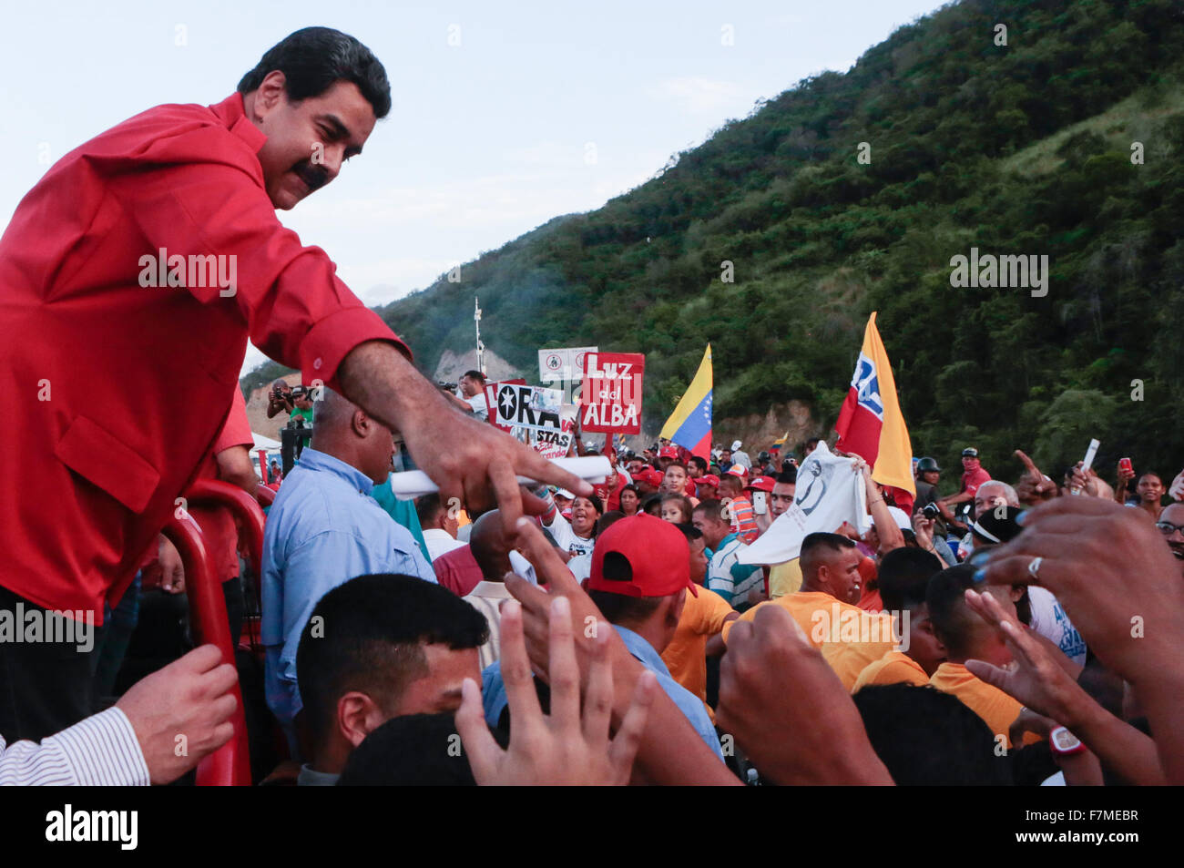 Miranda, Venezuela. 1st Dec, 2015. Photo provided by Venezuela's Presidency shows Venezuelan President Nicolas Maduro (L) taking part in the opening ceremony of the Rio Grande traffic junction, in Miranda state, Venezuela, on Dec. 1, 2015. © Venezuela's Presidency/Xinhua/Alamy Live News Stock Photo