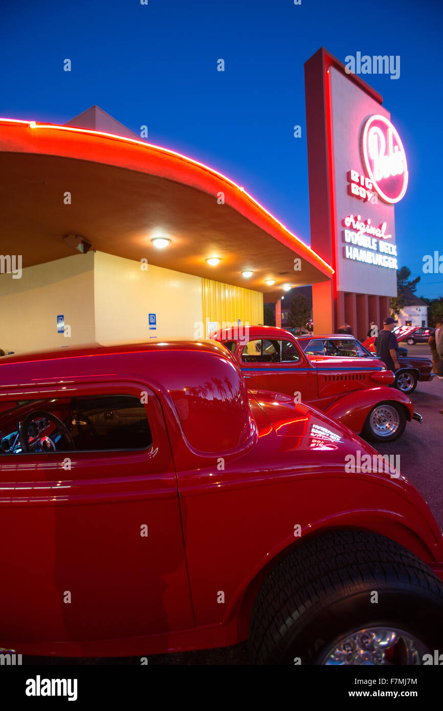 Classic cars and hot rods at 1950's Diner, Bob's Big Boy, Riverside Drive, Burbank, California Stock Photo