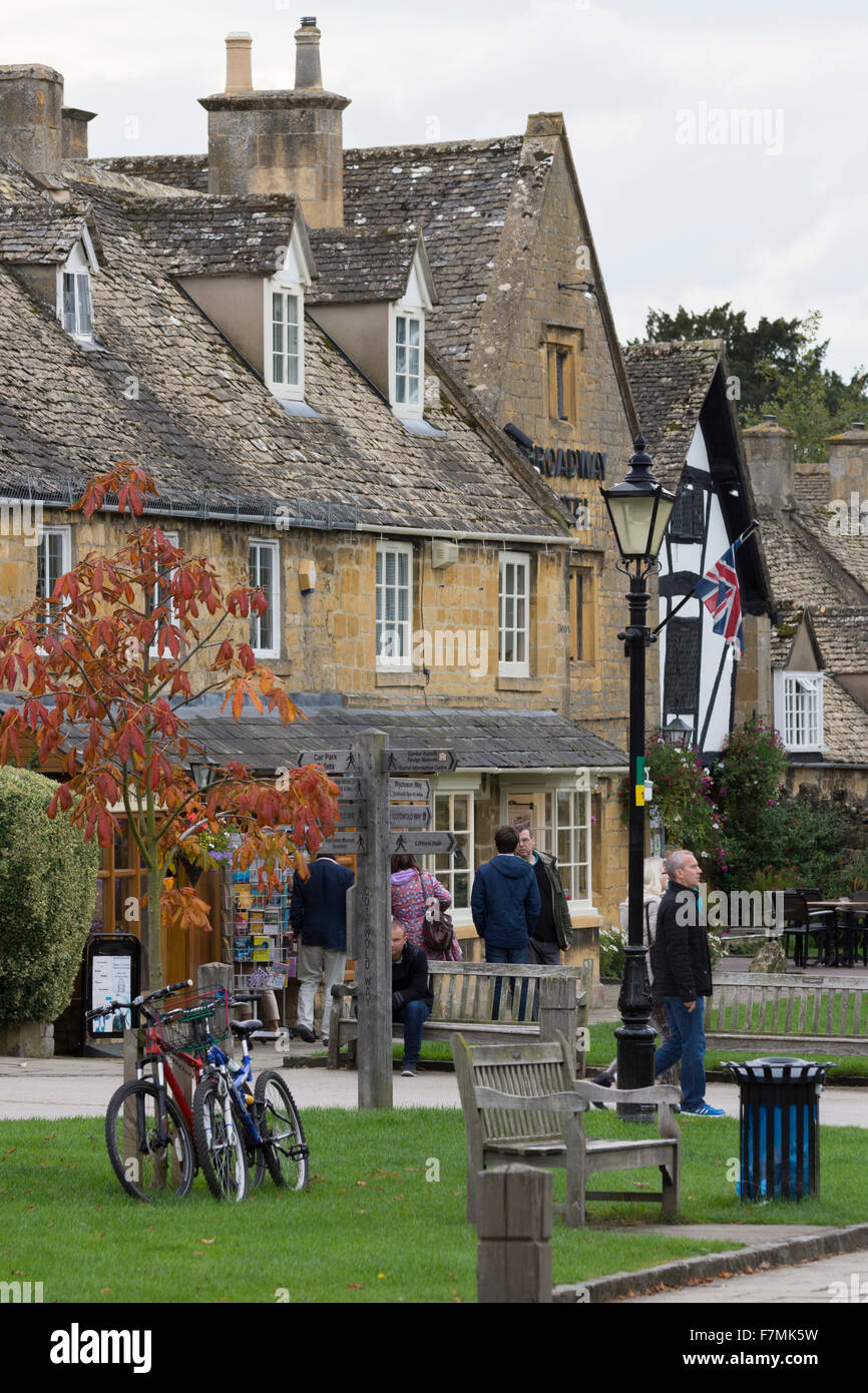 Broadway high street in cotswolds hi-res stock photography and images ...