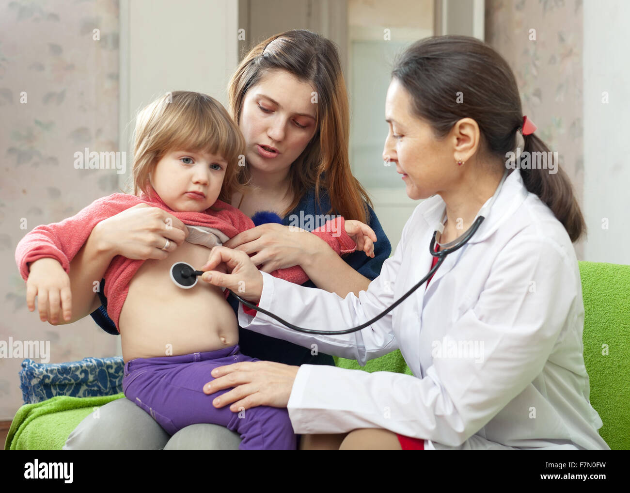 Мама пришла к врачу. Осмотр ребенка. Врач осматривает ребенка. Детский врач педиатр. Педиатры в доме ребенка.