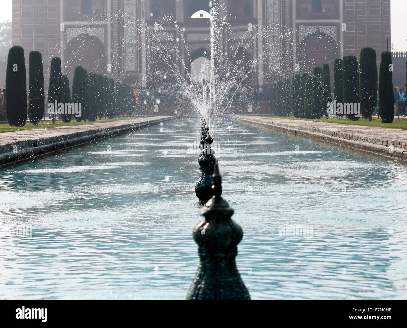 Fountain row at Taj Mahal Stock Photo Alamy