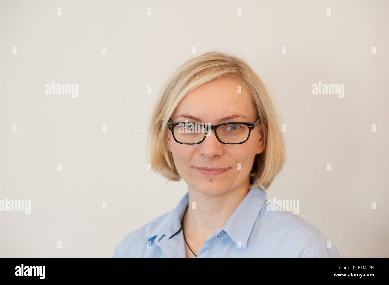 ILLUSTRATION - Katarzyna Trietz from the German-Polish Consumer Information Center sits at her desk in Frakfurt (Oder), Germany, 01 December 2015. Photo: Klaus-Dietmar Gabbert/dpa Stock Photo