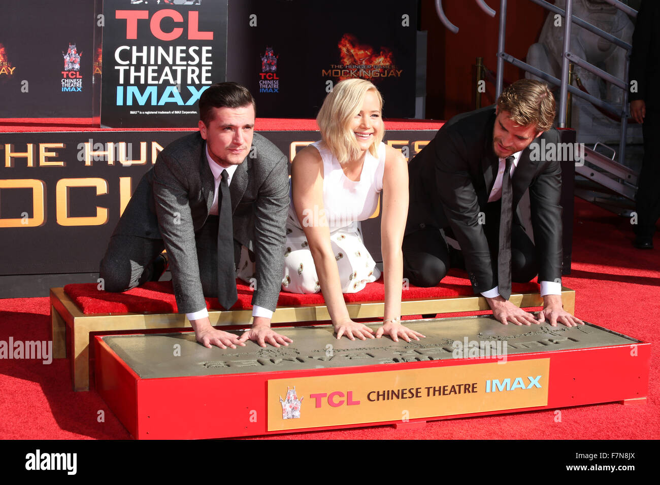 Mockingjay Hand Sign 'The Hunger Games: Mockingjay - Part 2' cast hand and footprint ...
