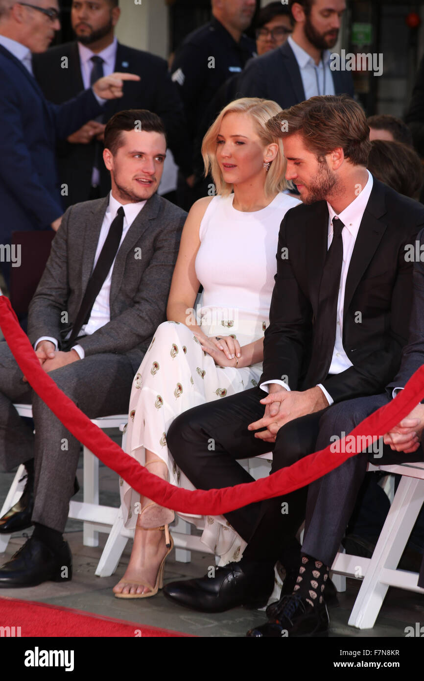 Mockingjay Hand Sign 'The Hunger Games: Mockingjay - Part 2' cast hand and footprint ...
