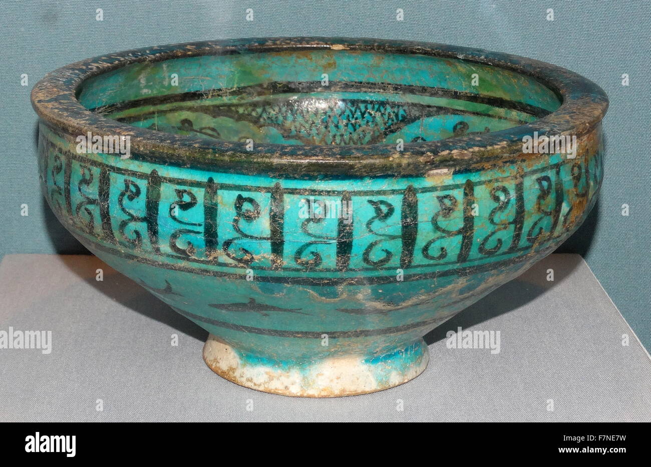 Glazed stonepaste bowl. Persian, Iran, AD 1400-1500 Stock Photo