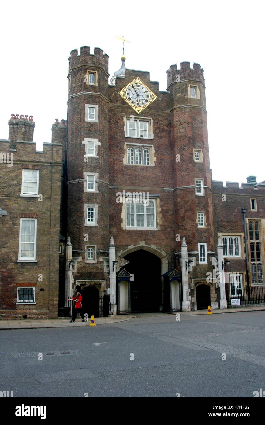 Photograph of St James's Palace, official residence of the sovereign and the most senior royal palace in the United Kingdom. Dated 2001 Stock Photo