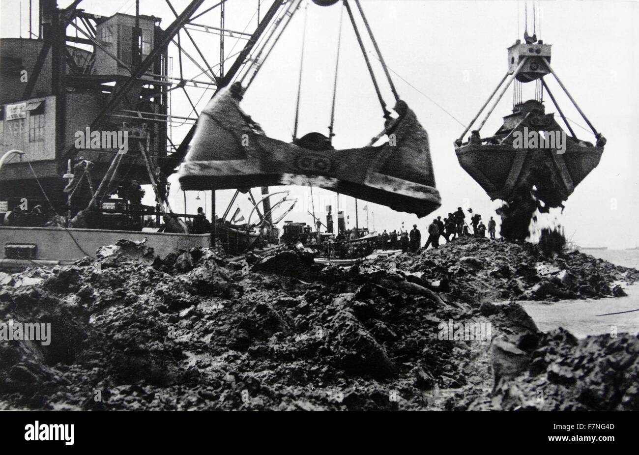 dredging silt to create a dam in Holland 1932 Stock Photo