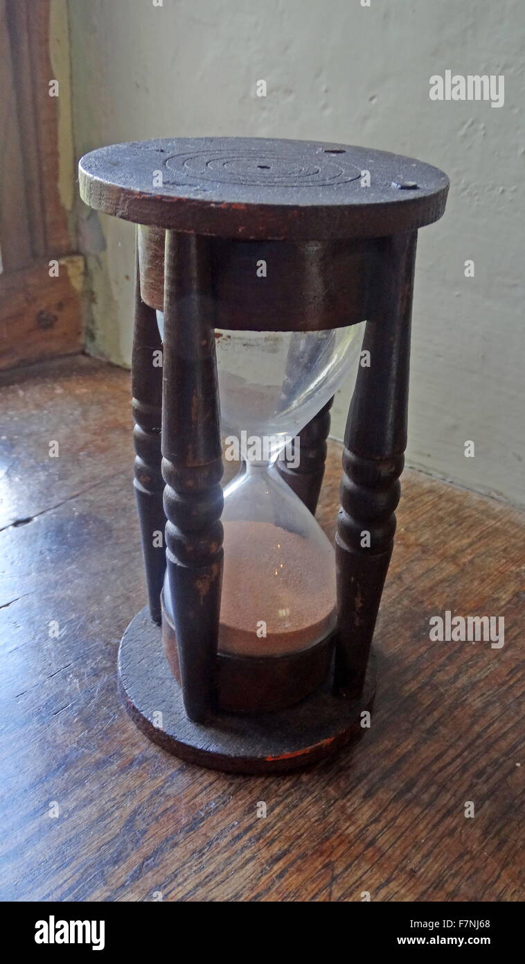 https://c8.alamy.com/comp/F7NJ68/17th-century-egg-timer-english-F7NJ68.jpg