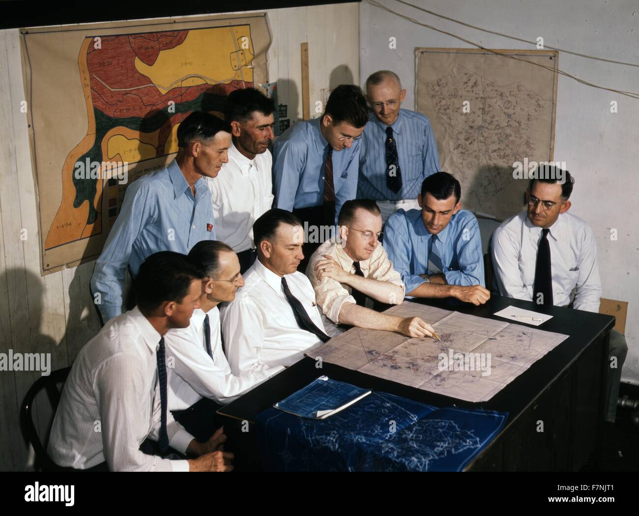 a military briefing in teh USA during World War Two 1942, with man pointing to a wall map. photographer Marion Post Wolcott 1910-1990 Stock Photo