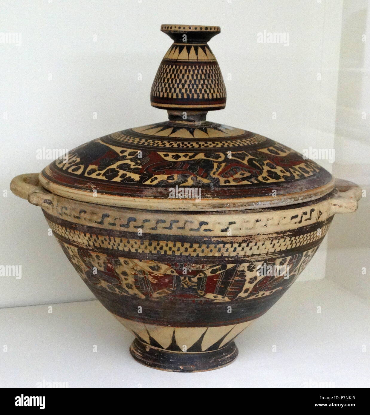 Deep bowl with lid (kotyle-pyxis) from Corinth. Decorated with real and mythical creatures including boars, bulls, birds, lions and sphinxes. Dated 600 BC Stock Photo