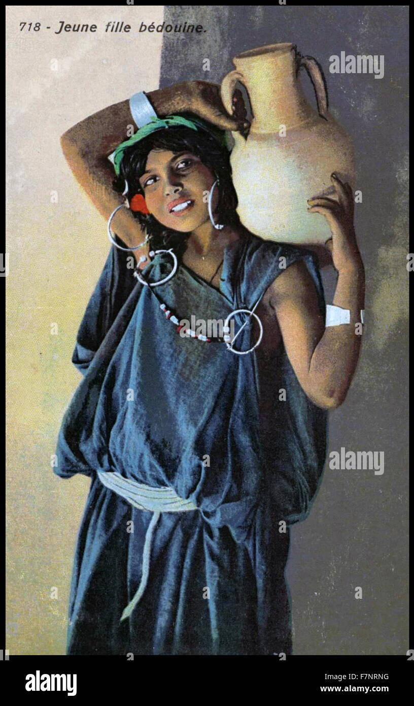 Tunisian Arab girl carrying water jar 1900 Stock Photo