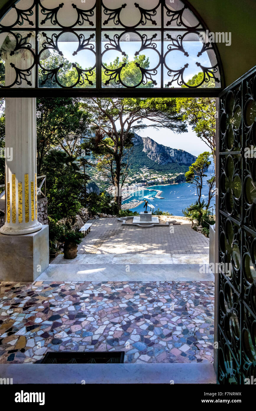 Italy, Capri, gate to the garden of Villa Lysis Stock Photo