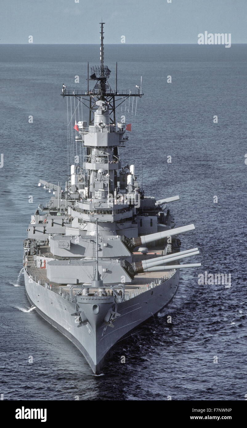 USS Wisconsin with her main guns trained to port side, Gulf of Mexico, 1988 Stock Photo