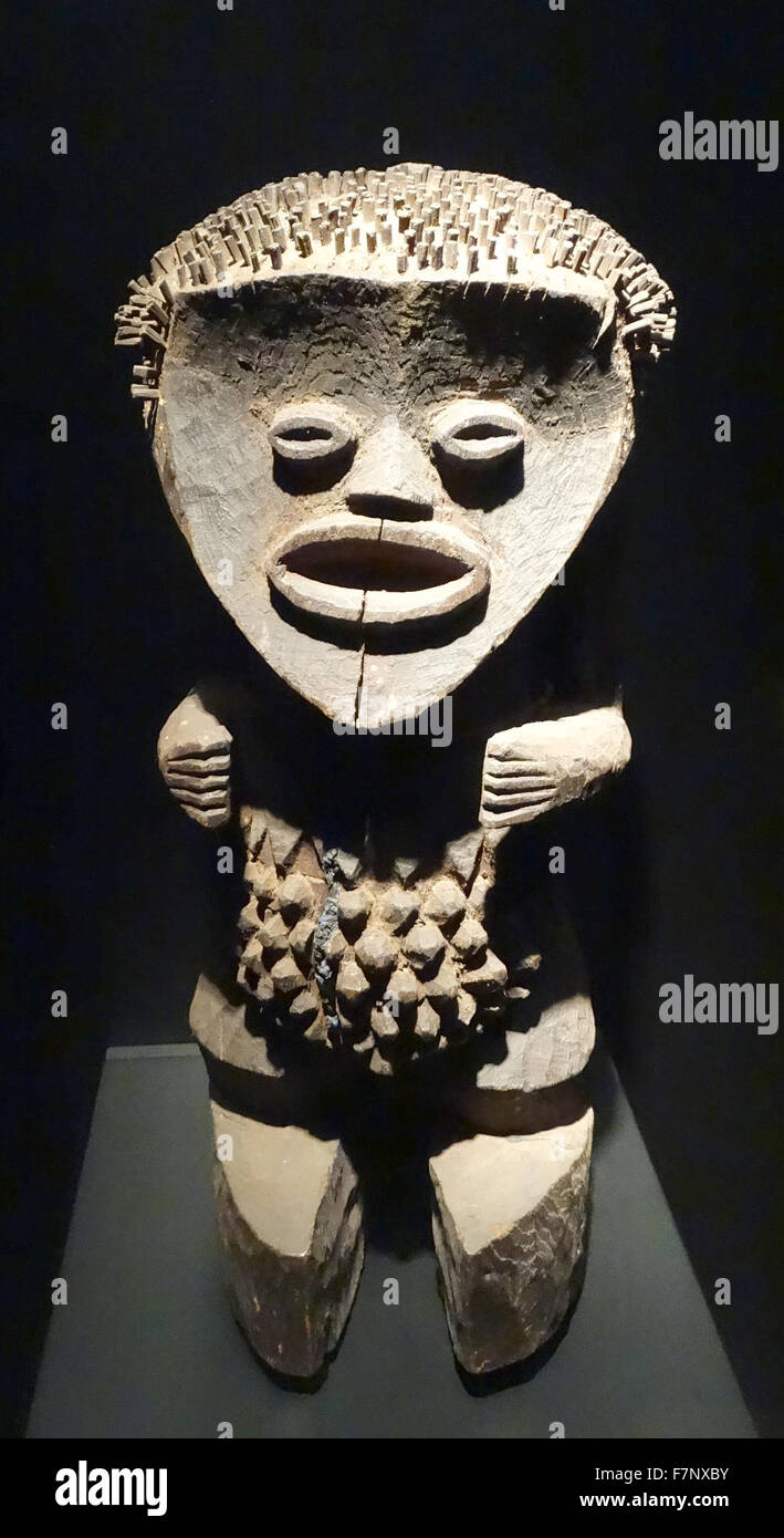 African wooden statue hi-res stock photography and images - Alamy