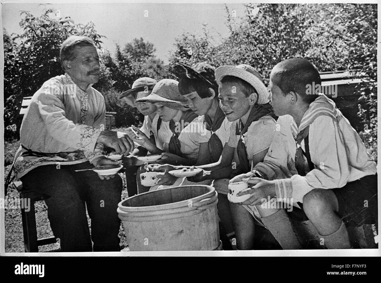 Жизнь советского ребенка. Советские люди. Советские люди в деревне. Колхоз это для детей. СССР 1930.