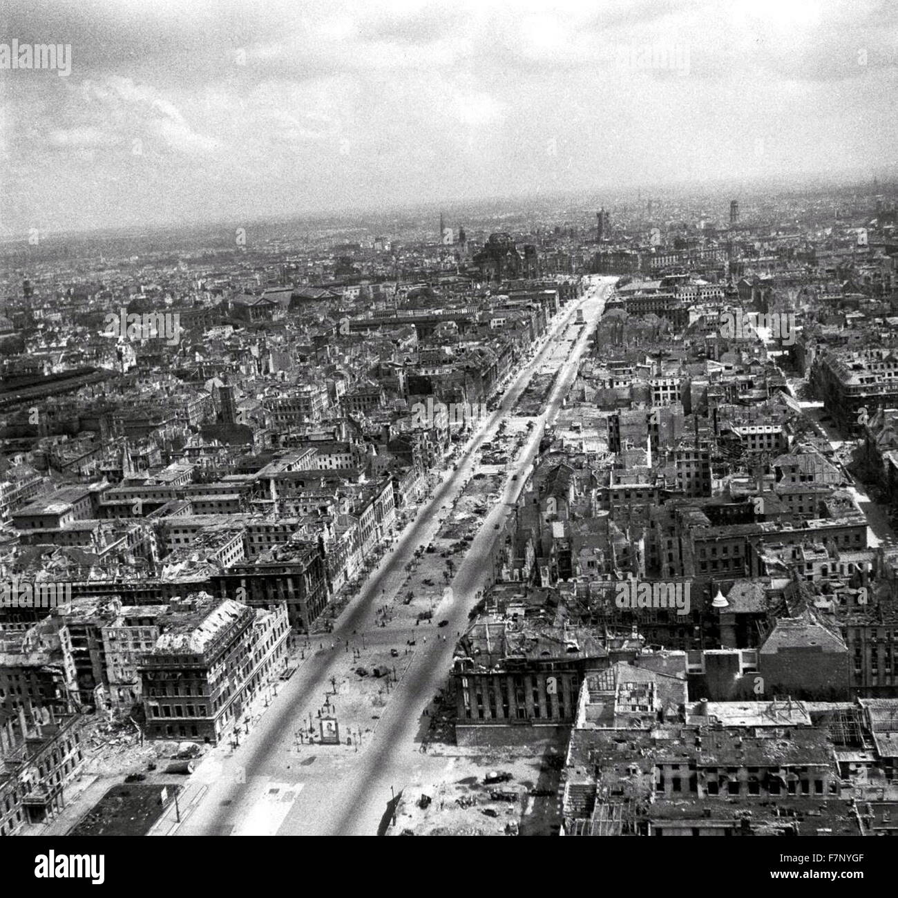 Berlin ruins 1945 hi-res stock photography and images - Alamy