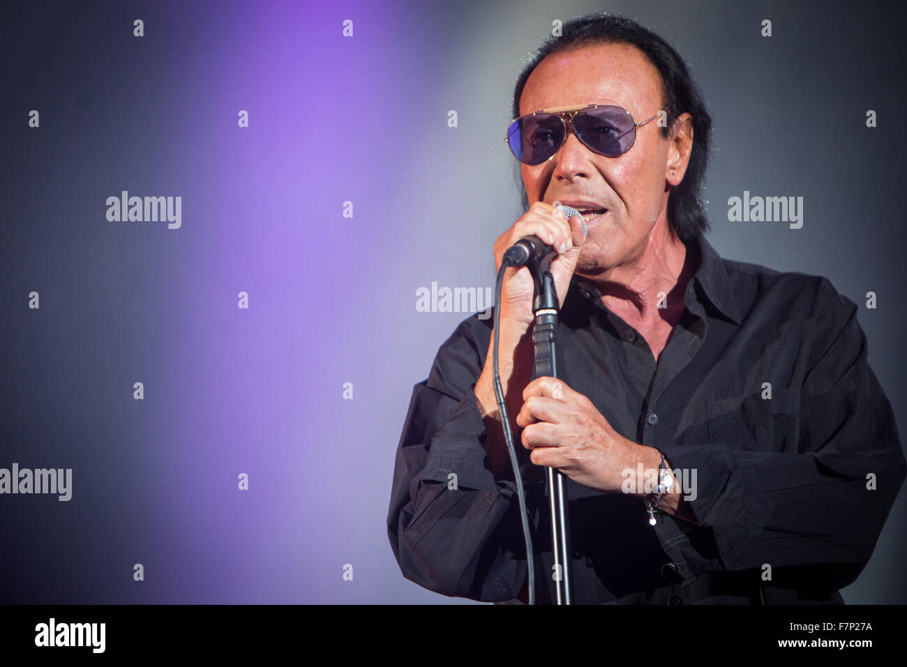 Milan Italy. 01th December 2015. The Italian singer-songwriter ANTONELLO VENDITTI performs live on stage at Mediolanum Forum during the 'Tortuga Tour' Credit:  Rodolfo Sassano/Alamy Live News Stock Photo