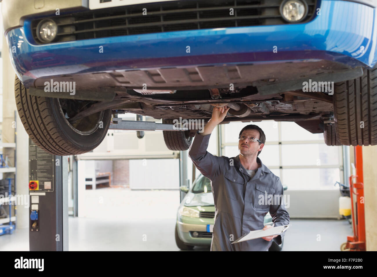 Auto repair shop and lift hi-res stock photography and images - Alamy