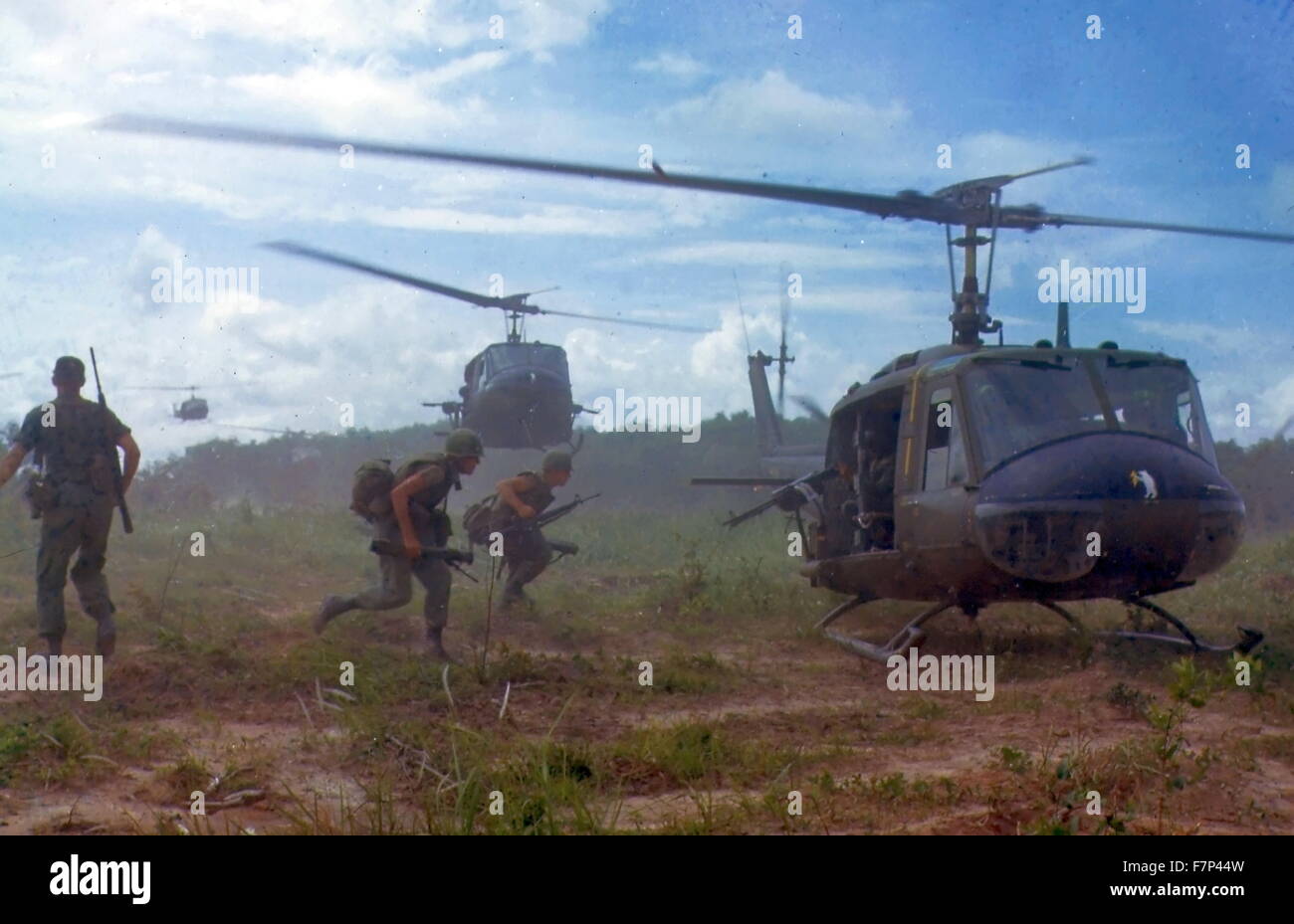 Photograph of American troops running towards a chopper during the Vietnam War. Dated 1970 Stock Photo
