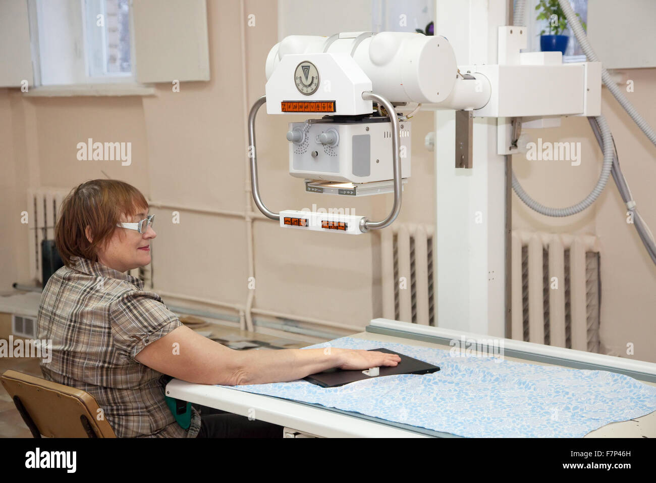 patient during hand x-rays exam in clinic Stock Photo - Alamy