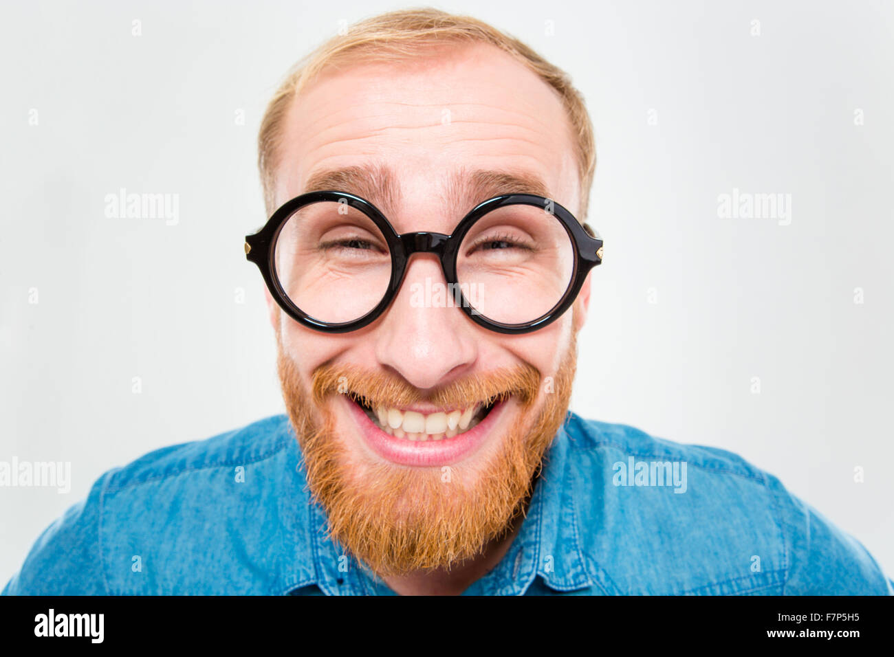 очки с толстыми линзами. чоки с толстыми линзами. парень в очках. мужчина в очках для зрения. круглые очки с толстыми линзами.