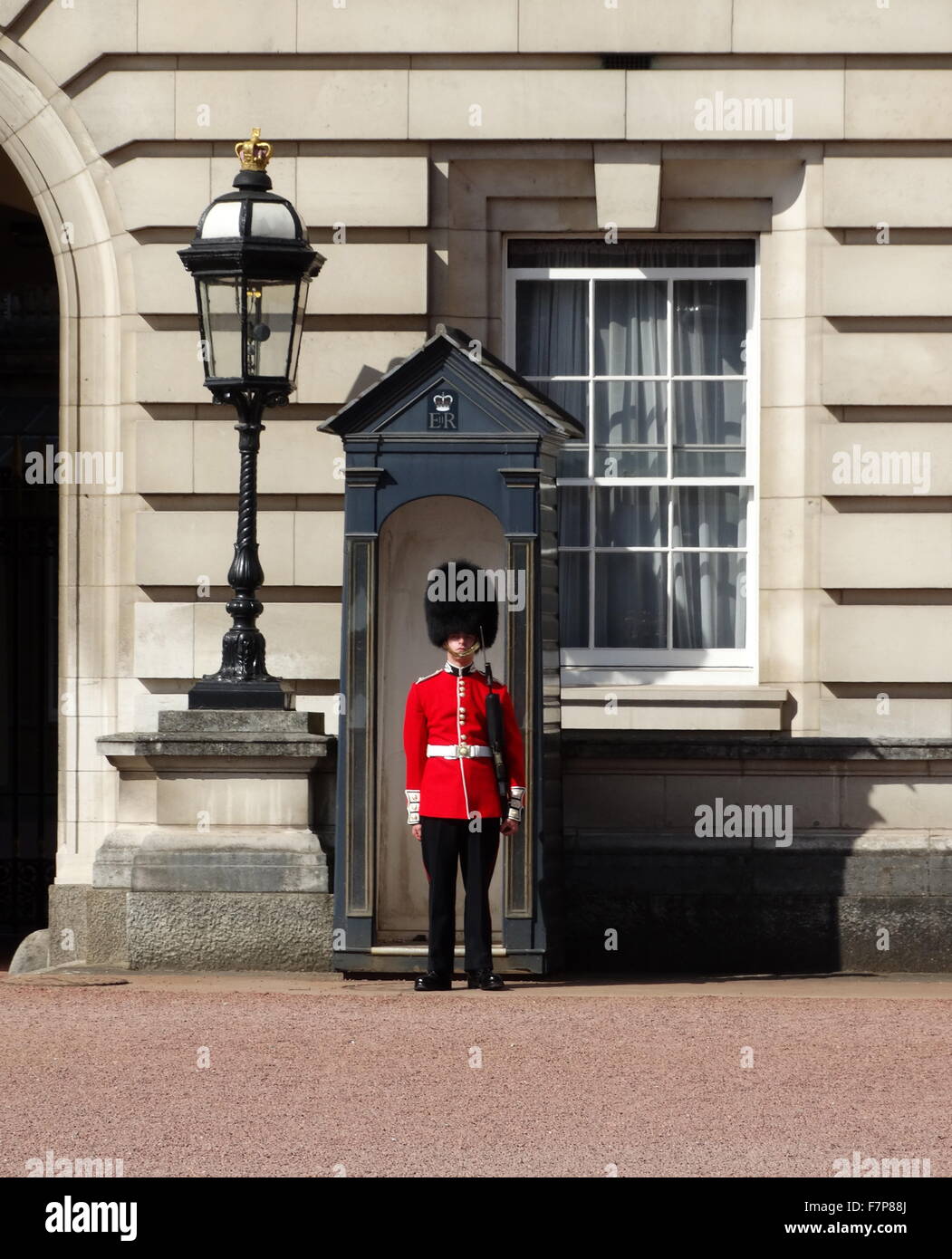 beefeater guard at the entrance to Buckingham Palace, London, England Stock Photo