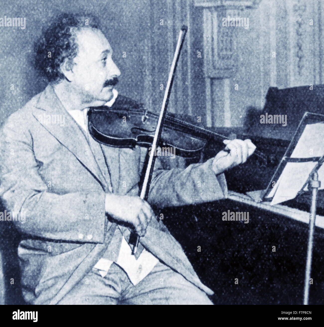 Professor albert einstein playing violin hi-res stock photography and ...