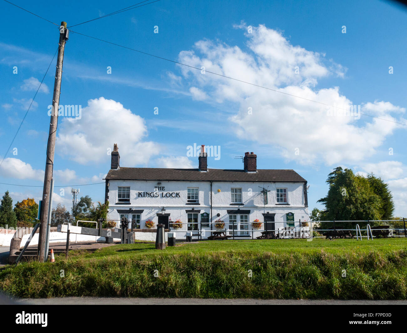 The Kings Lock pub on the Trent and Mersey Canal Middlewich Cheshire UK Stock Photo