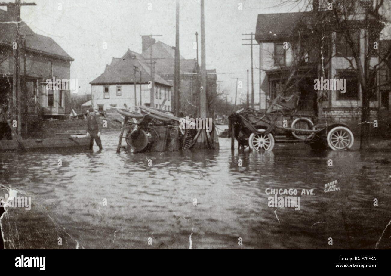 Photograph of flooding of Chicago Avenue, Columbus, Ohio, with automobiles. Dated 1913 Stock Photo