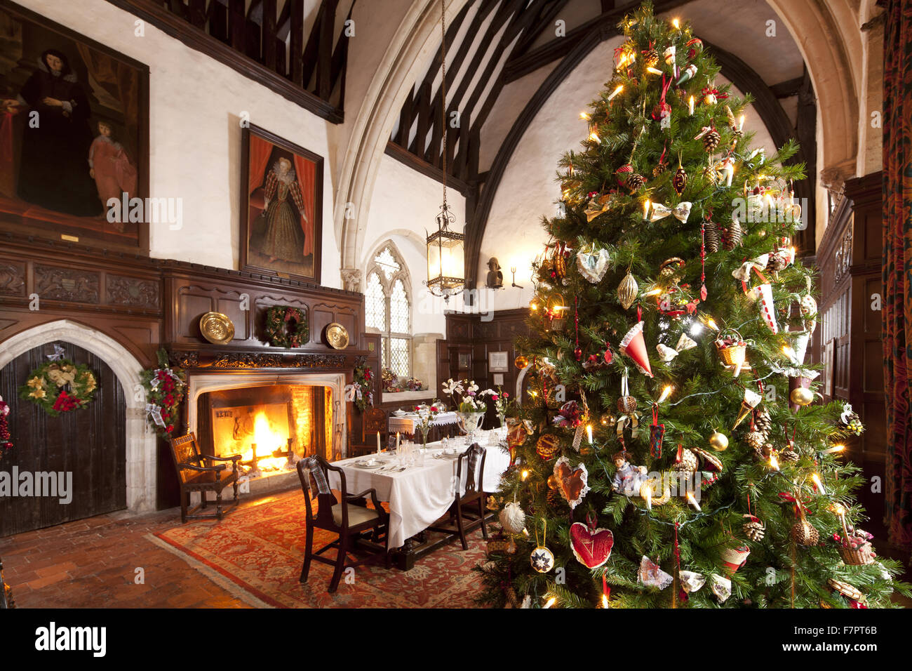 Moat House Christmas Eve 2022 Christmas At Ightham Mote, Kent. Ightham Mote Is A Medieval, Moated Manor  House Stock Photo - Alamy
