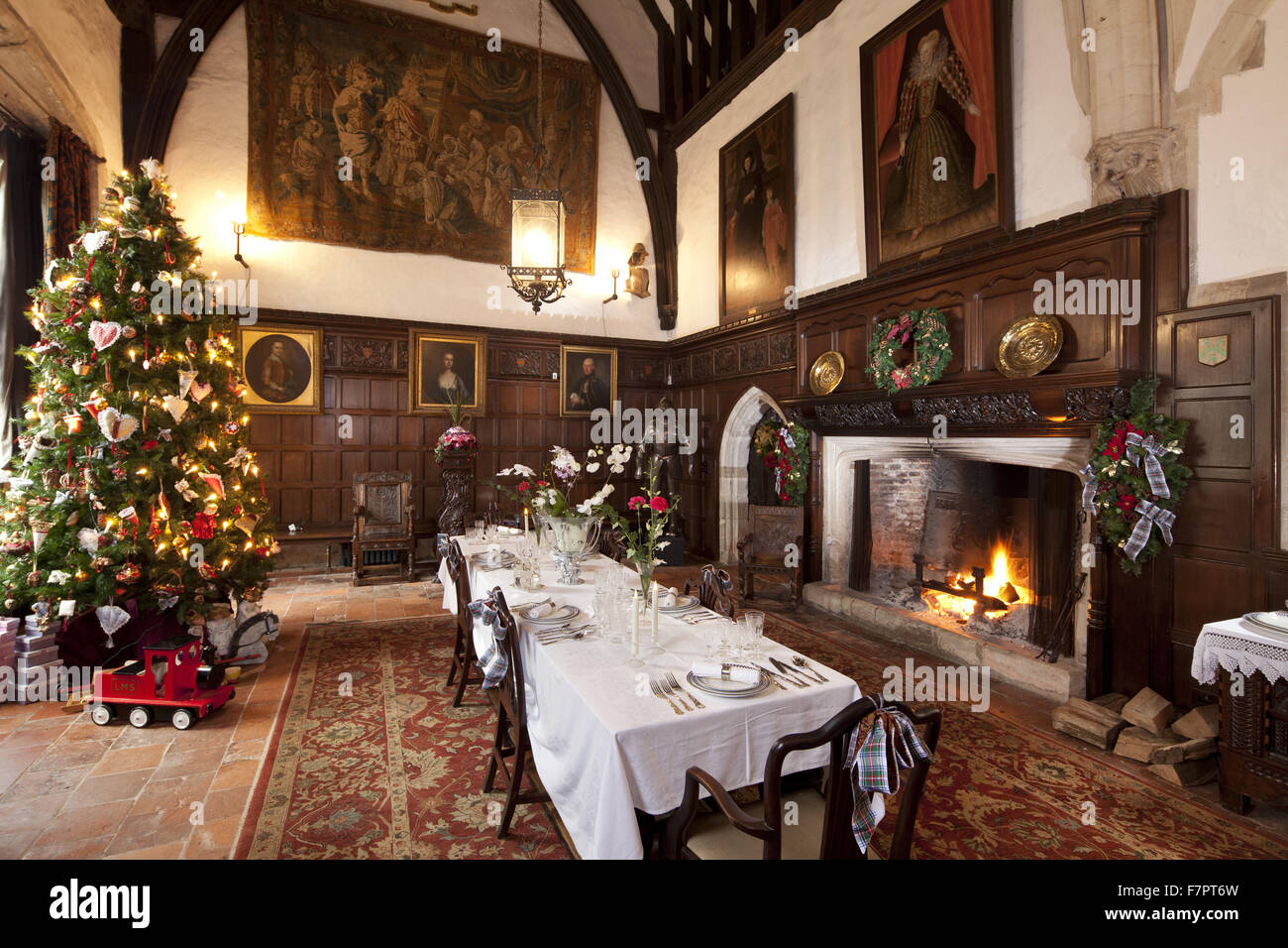 Moat House Christmas Eve 2022 Christmas At Ightham Mote, Kent. Ightham Mote Is A Medieval, Moated Manor  House Stock Photo - Alamy
