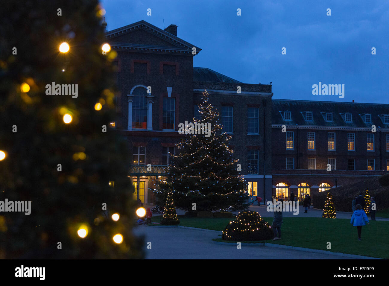 London, UK. 2 December 2015. Children from St Mary Abbots School sing carols outside the east front of Kensington Palace as the 25ft Christmas tree is switched on. Kensington Palace celebrates a Victorian Christmas with special decorations. Credit:  Vibrant Pictures/Alamy Live News Stock Photo